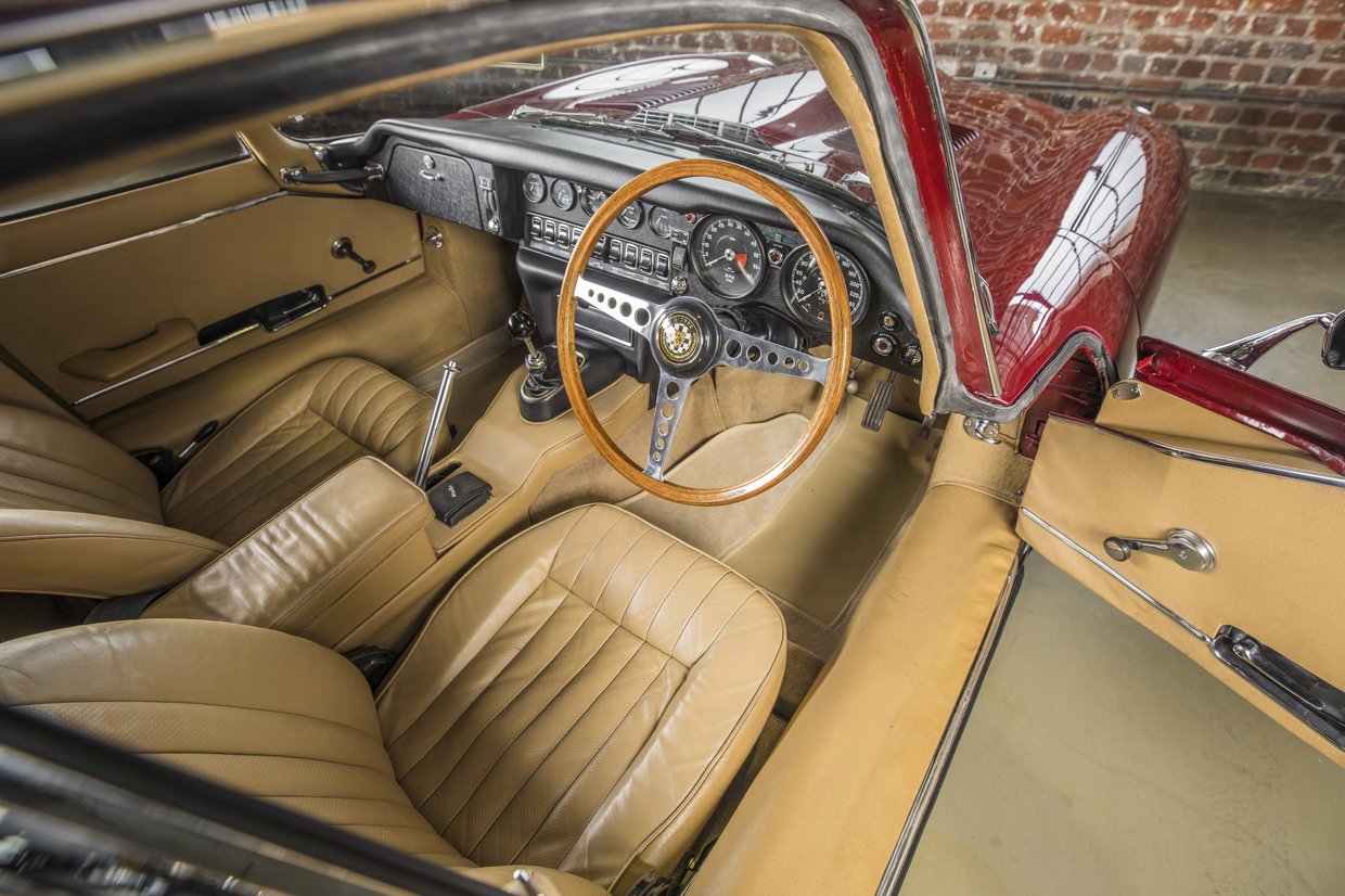Jaguar E type - S2 - Fixed Head Coupe