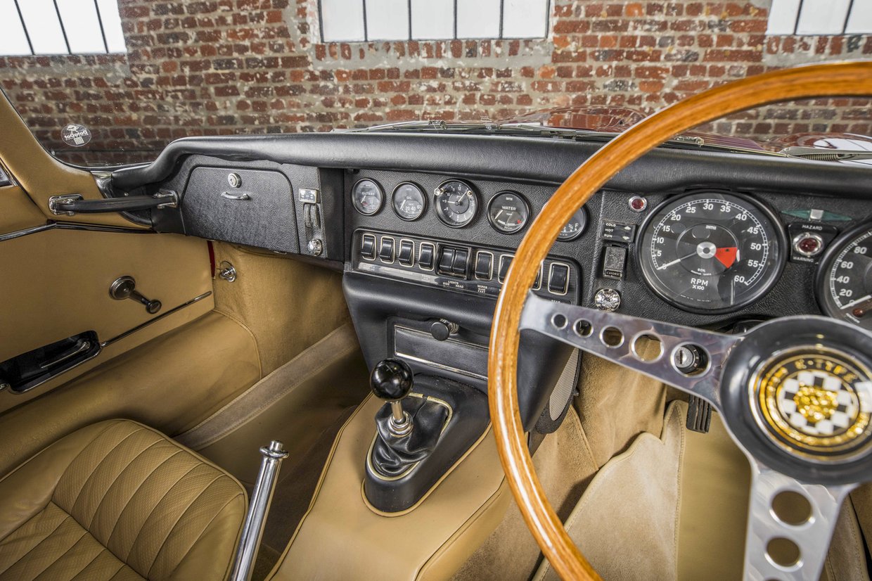Jaguar E type - S2 - Fixed Head Coupe