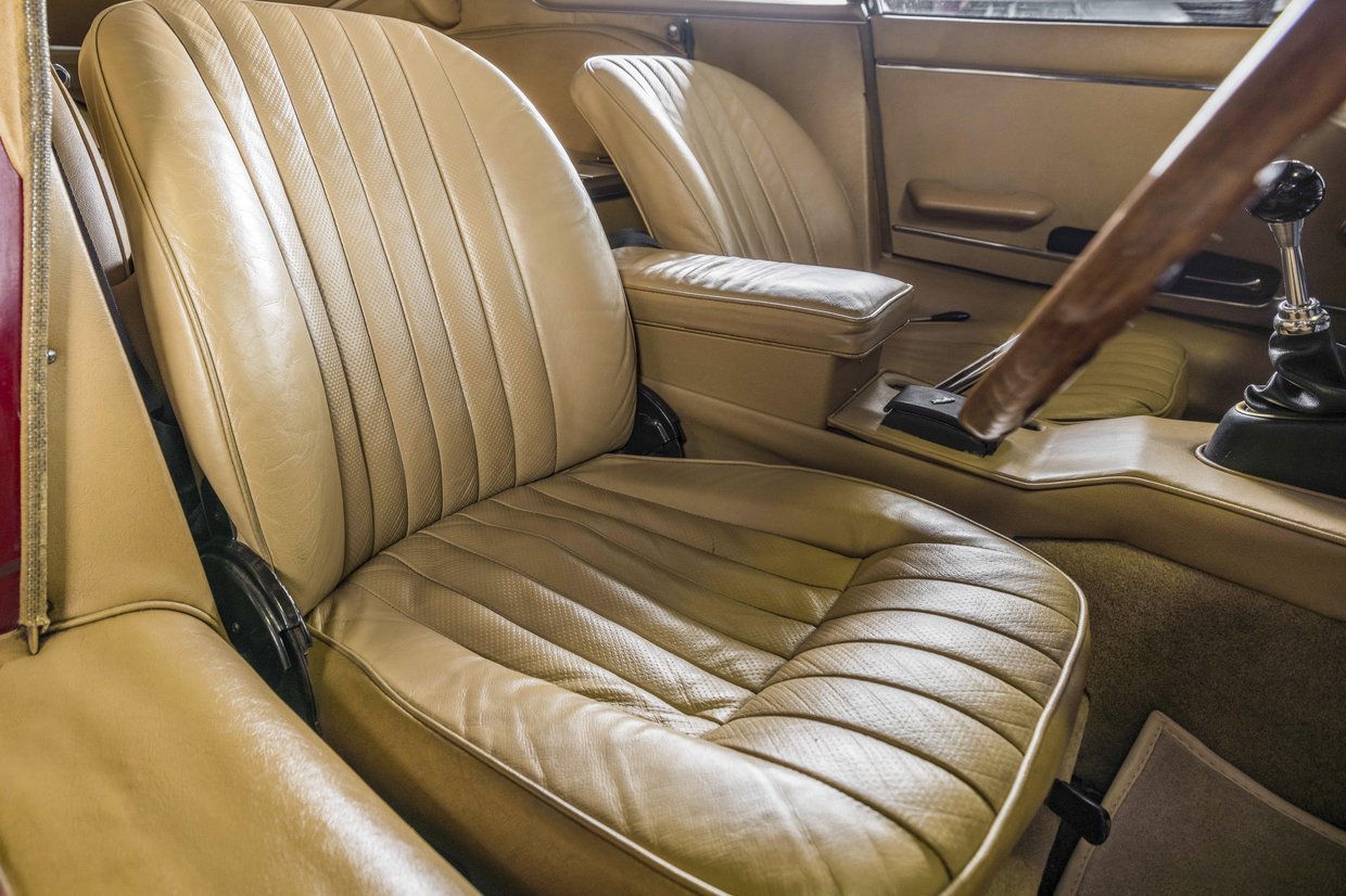 Jaguar E type - S2 - Fixed Head Coupe