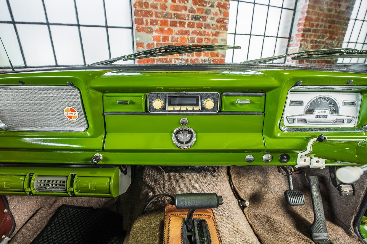 Jeep Wagoneer V8