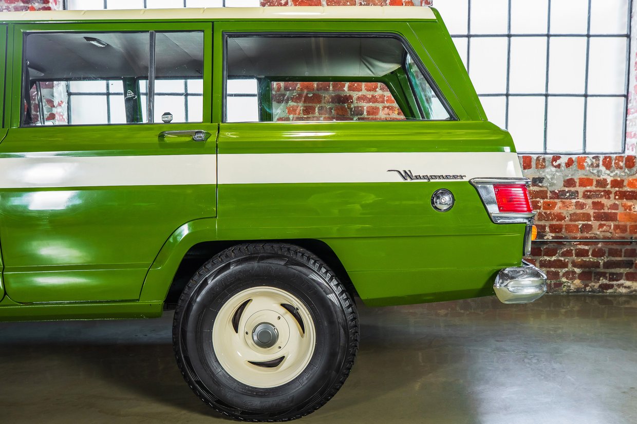 Jeep Wagoneer V8