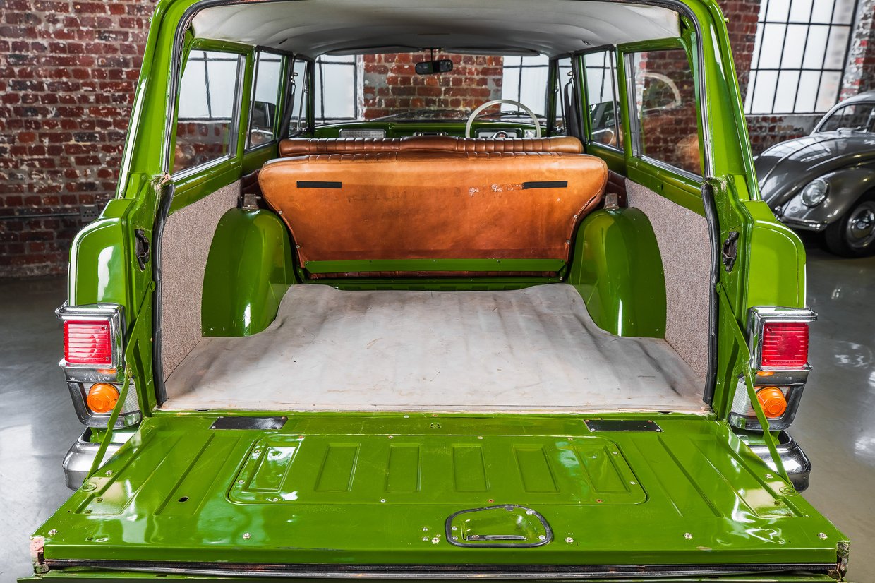 Jeep Wagoneer V8