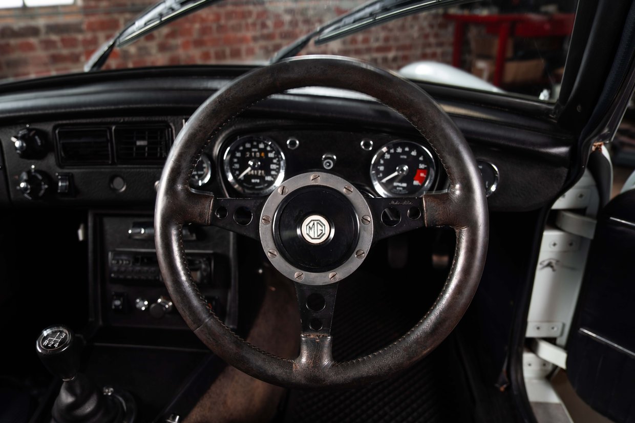 MG B GT V8