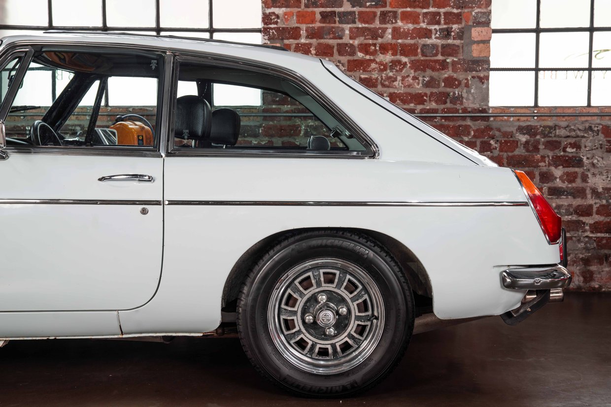 MG B GT V8