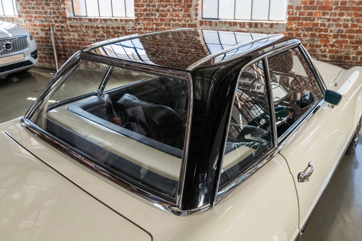 Mercedes Benz 280sl W113 Pagoda