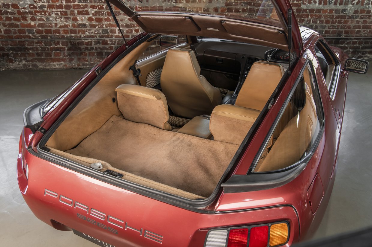 Porsche 928 S - 5 Speed Manual