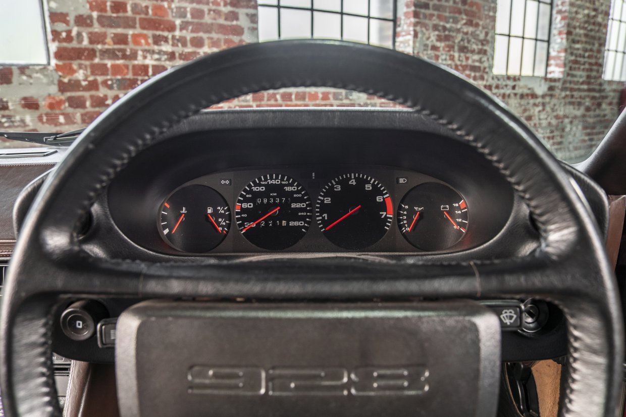 Porsche 928 S - 5 Speed Manual