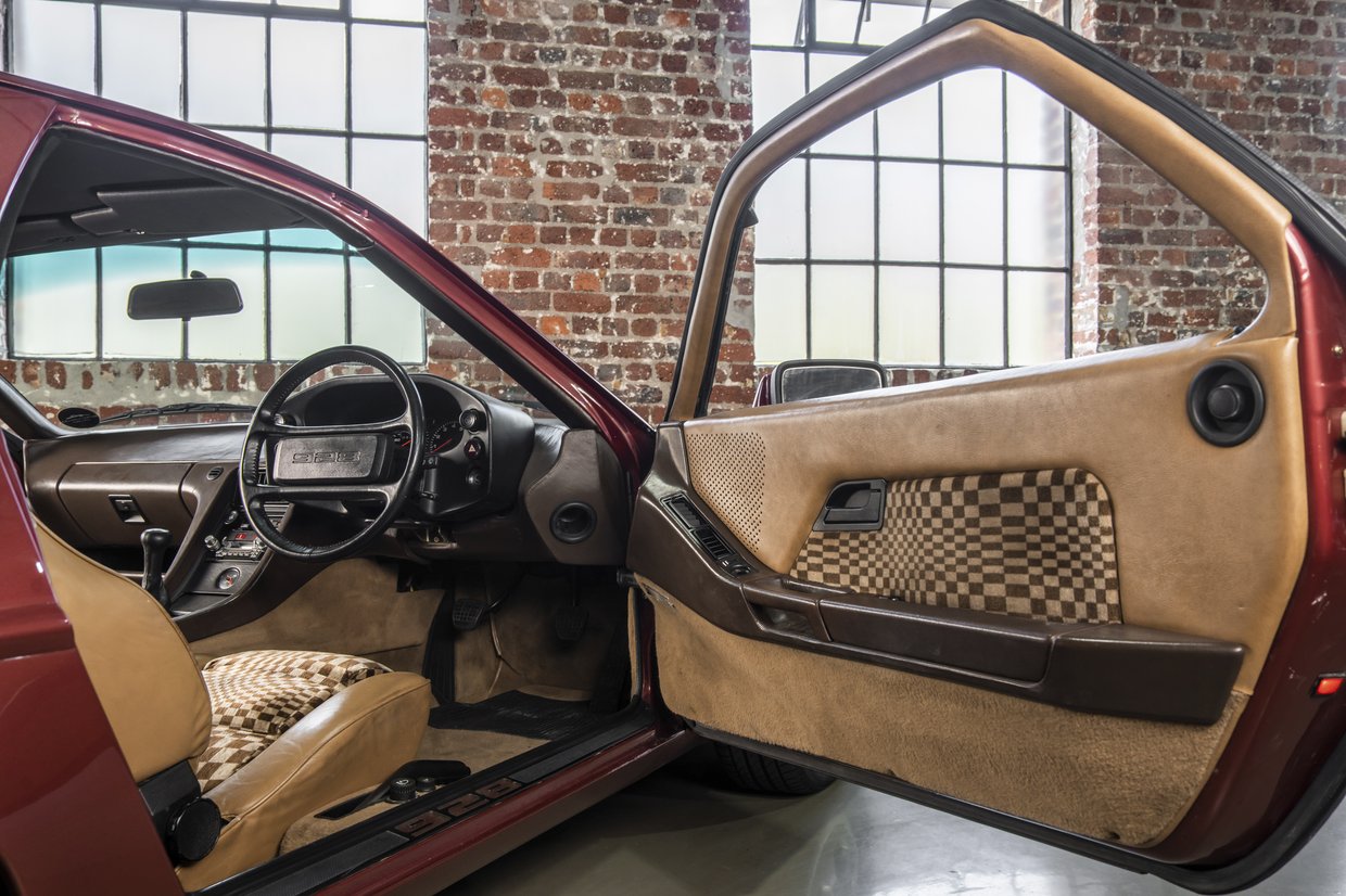 Porsche 928 S - 5 Speed Manual