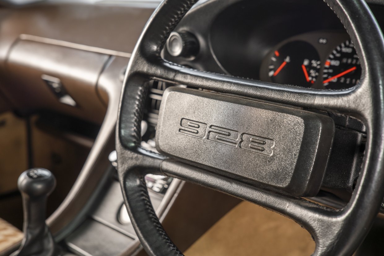 Porsche 928 S - 5 Speed Manual