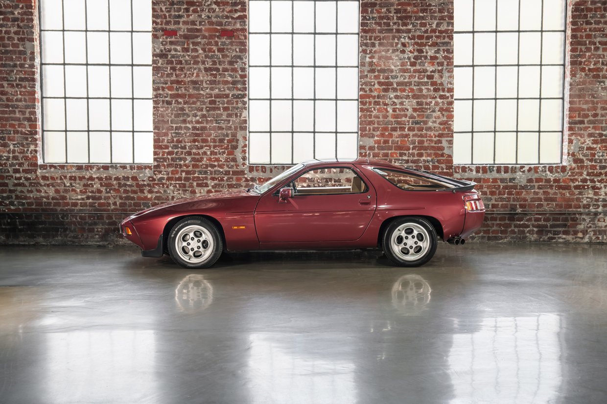 Porsche 928 S - 5 Speed Manual