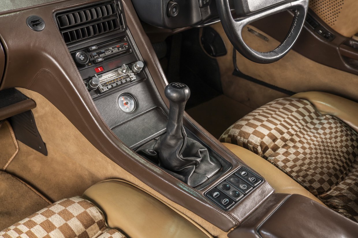 Porsche 928 S - 5 Speed Manual