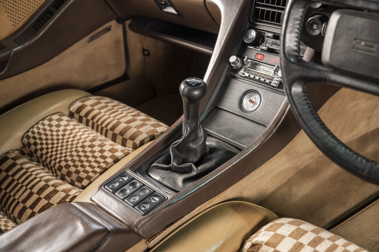 Porsche 928 S - 5 Speed Manual