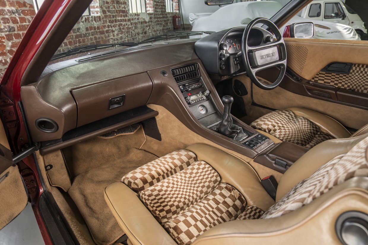 Porsche 928 S - 5 Speed Manual