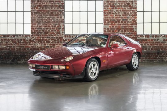 Porsche 928 S - 5 Speed Manual