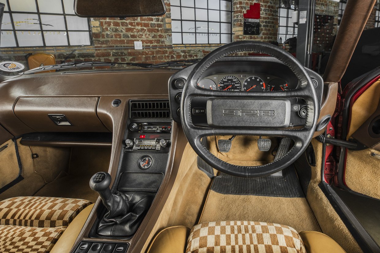 Porsche 928 S - 5 Speed Manual