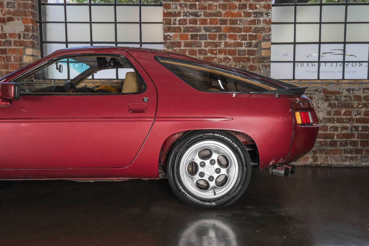 Porsche 928 S - 5 Speed Manual