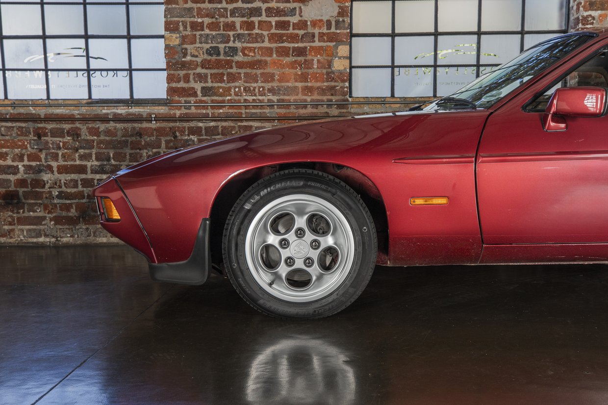 Porsche 928 S - 5 Speed Manual