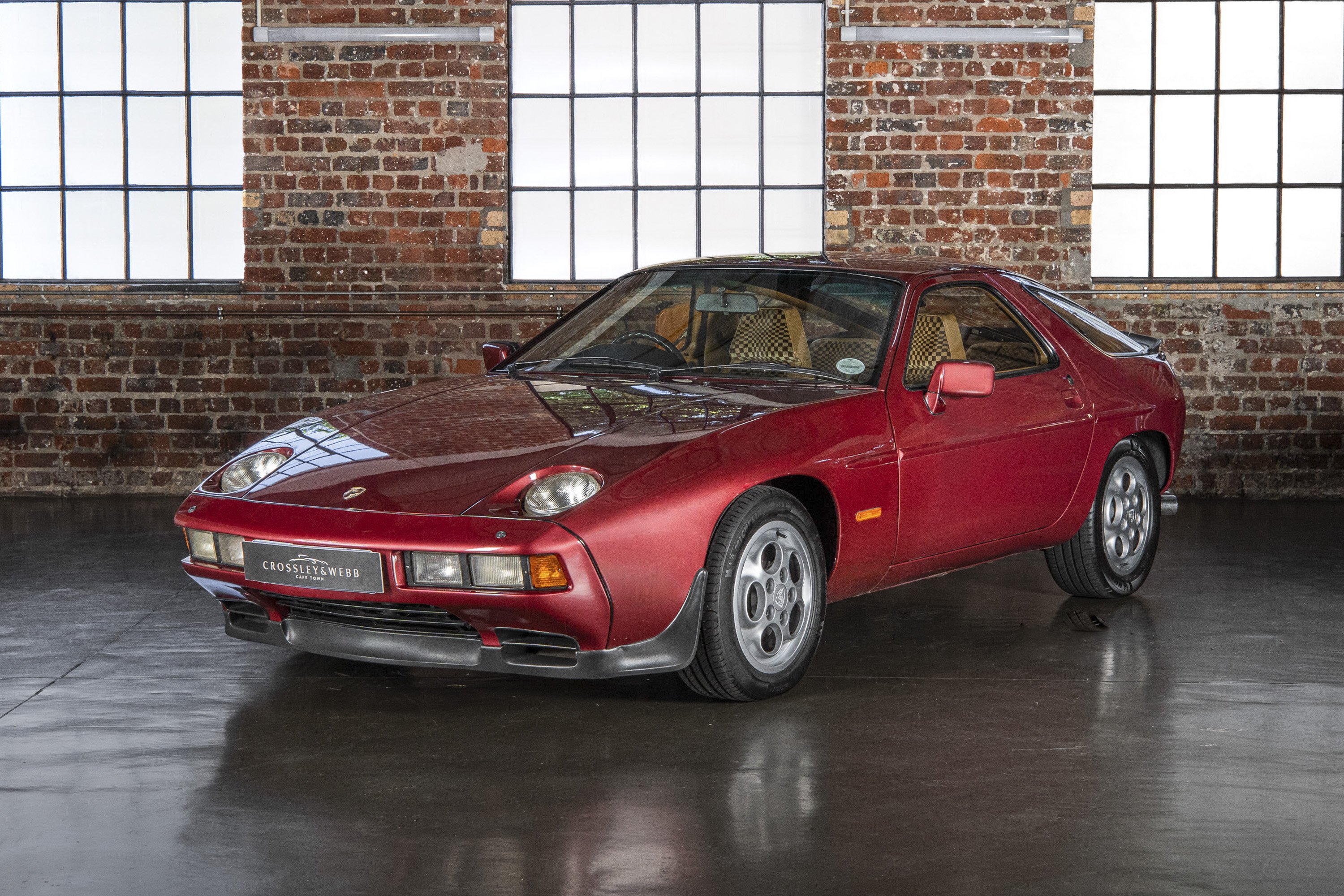 Porsche 928 S - 5 Speed Manual