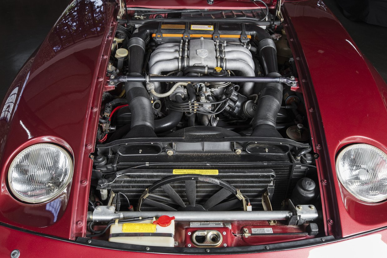 Porsche 928 S - 5 Speed Manual